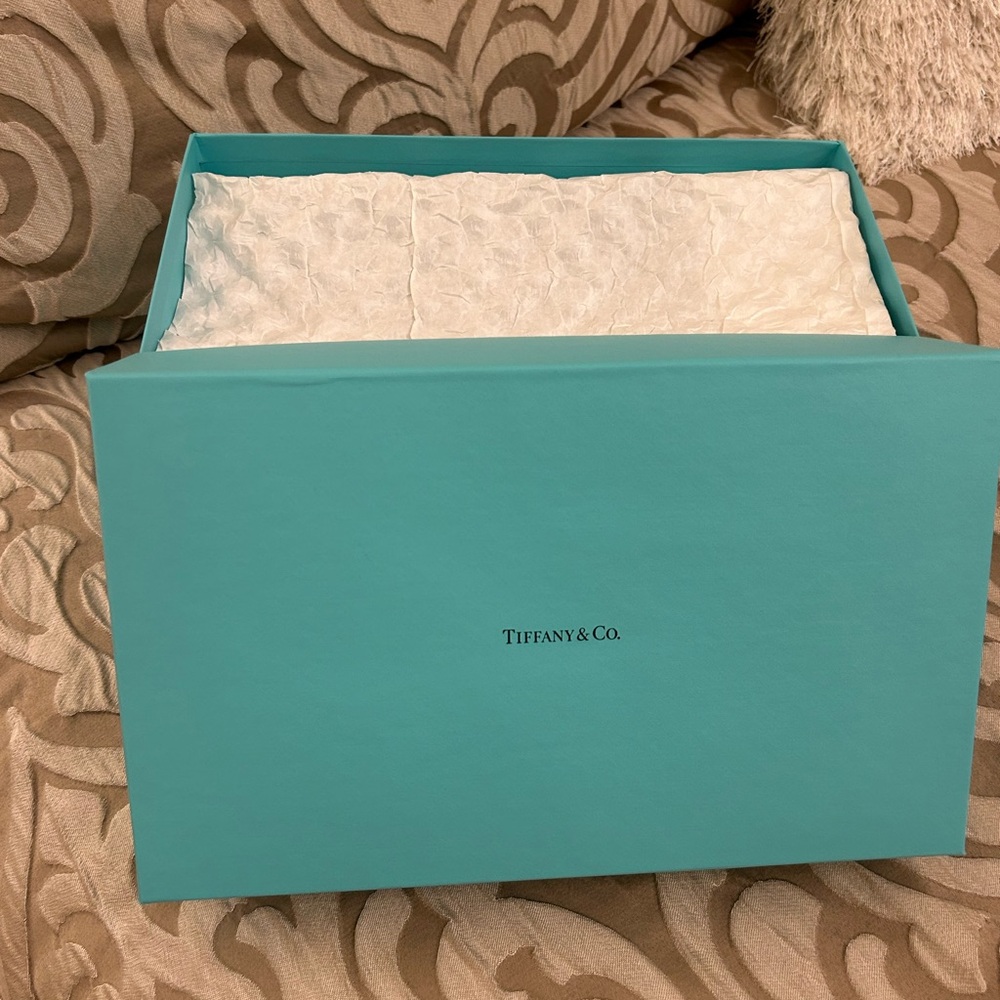 Tiffany & Co large gift box. - Picture 3 of 10